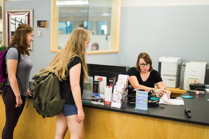 Students get help from Hedberg Library staff.
