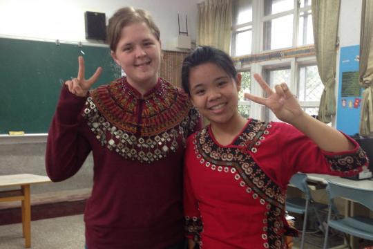 杰西宾格曼 ?16戴着传统的排湾领，和她六年级的学生安妮在一起...